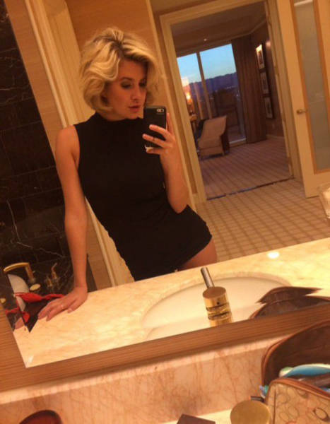 People Are Shocked When They Find Out That The 'Thumbing' Girl Is Actually Hot (13 pics)