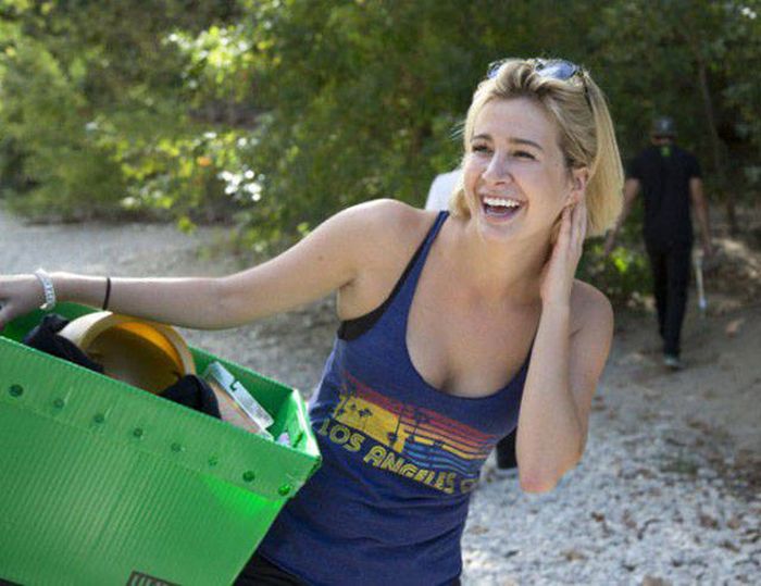 People Are Shocked When They Find Out That The 'Thumbing' Girl Is Actually Hot (13 pics)