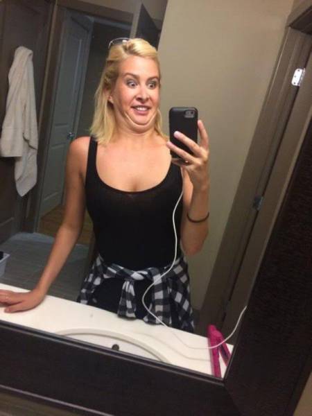 People Are Shocked When They Find Out That The 'Thumbing' Girl Is Actually Hot (13 pics)