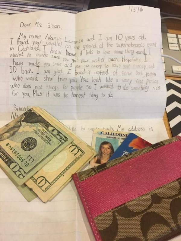 Little Boy Gives Girl A Sweet Note When Returning Her Lost Wallet (2 pics)