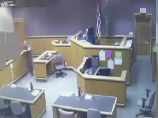 Epic Fail Of Court Guards When A Handcuffed Convict Blatantly Escapes The Courthouse