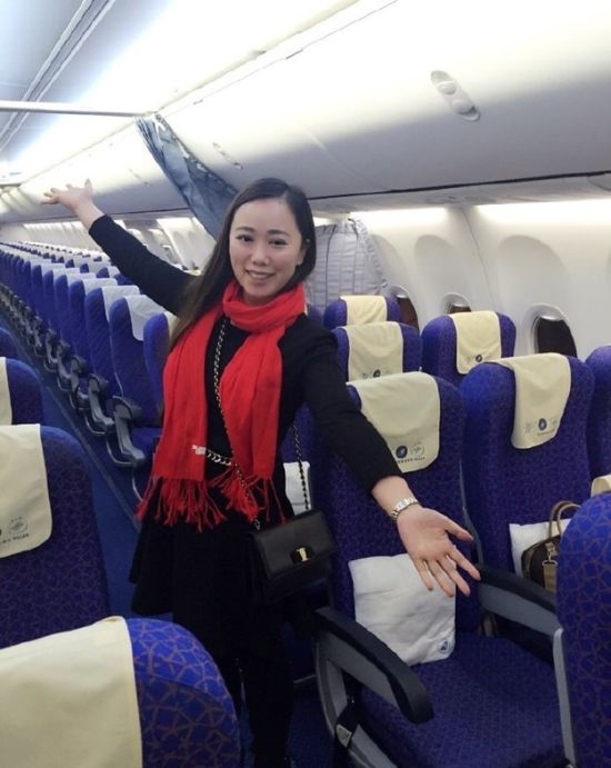 After A 10-Hour Delay This Woman Got A Plane All To Herself (3 pics)
