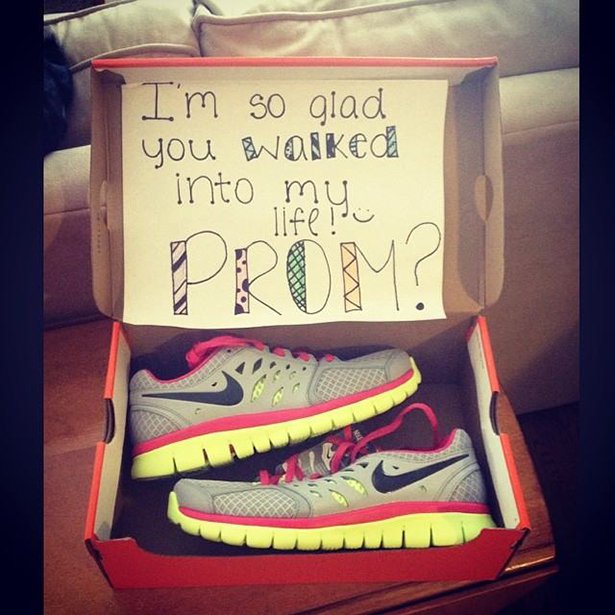 People Who Went All Out When Asking Their Dates To Prom (24 pics)