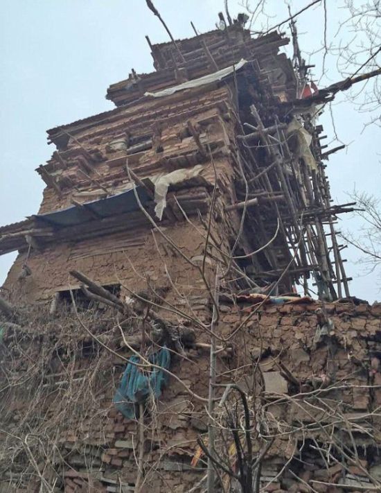 A Chinese Farmer Spent 10 Years Building This 7 Story House (4 pics)