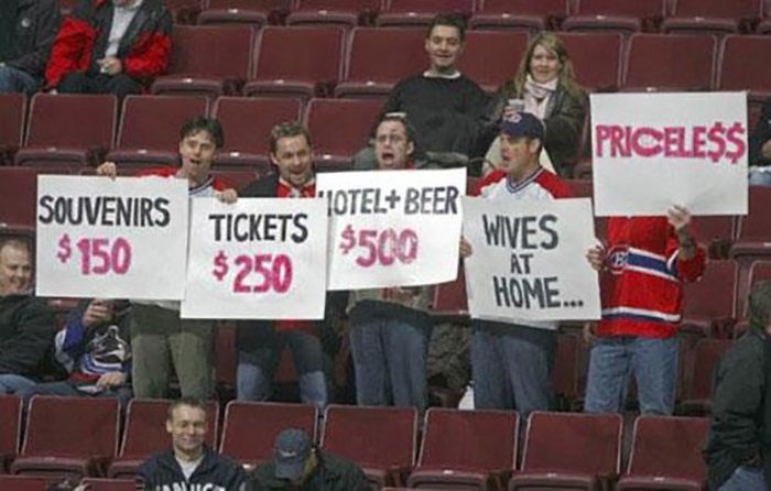 Signs That Stole The Show At Sports Games (26 pics)