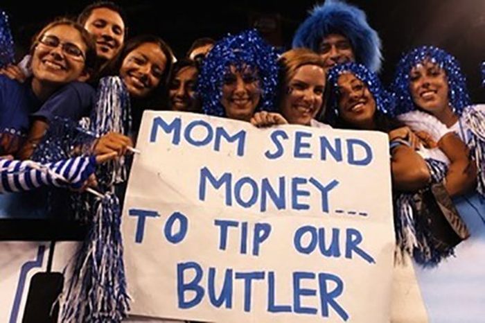 Signs That Stole The Show At Sports Games (26 pics)