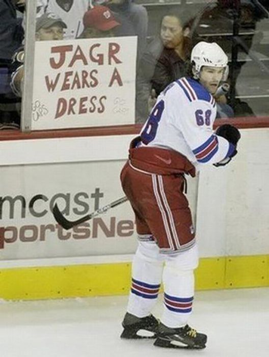 Signs That Stole The Show At Sports Games (26 pics)