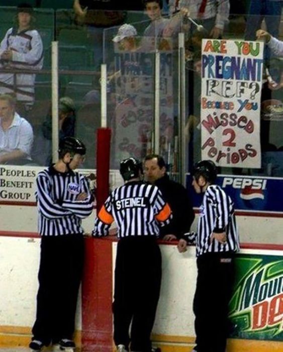 Signs That Stole The Show At Sports Games (26 pics)