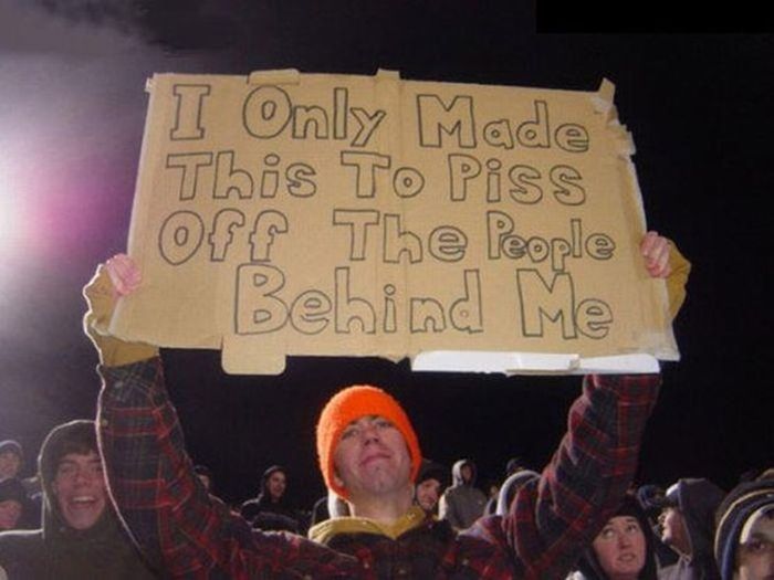 Signs That Stole The Show At Sports Games (26 pics)