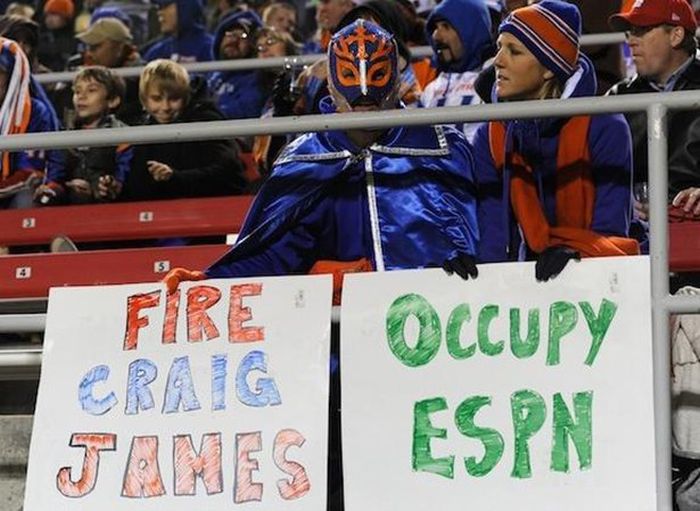 Signs That Stole The Show At Sports Games (26 pics)