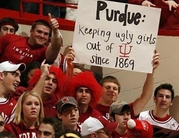 Signs That Stole The Show At Sports Games (26 pics)