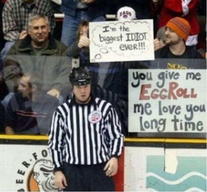 Signs That Stole The Show At Sports Games (26 pics)