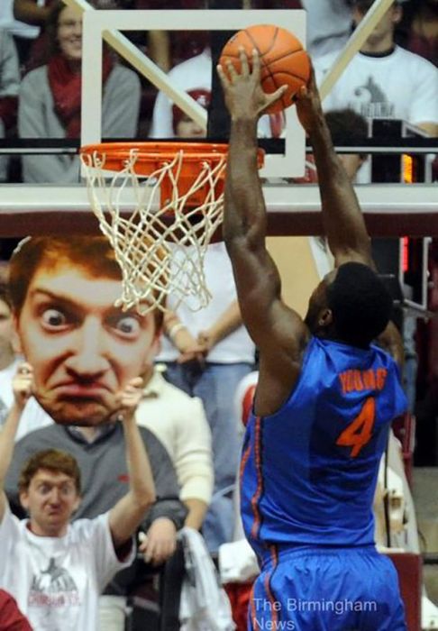 Signs That Stole The Show At Sports Games (26 pics)