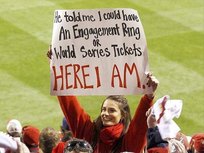 Signs That Stole The Show At Sports Games (26 pics)