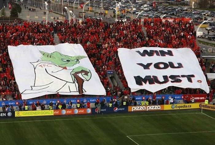 Signs That Stole The Show At Sports Games (26 pics)