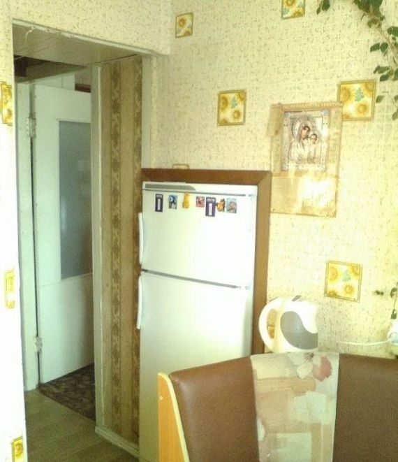 What A Terrible Place To Put A Fridge (2 pics)
