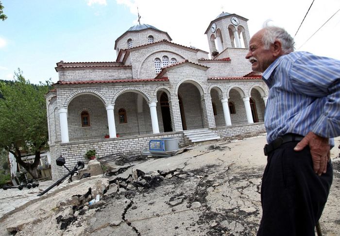 There's A Sinking Ghost Town In Greece (9 pics)