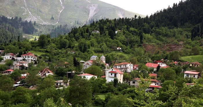 There's A Sinking Ghost Town In Greece (9 pics)