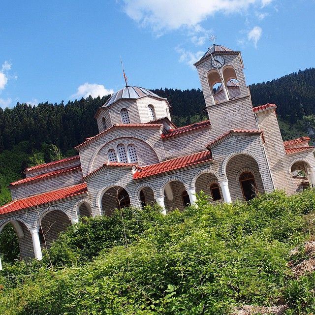 There's A Sinking Ghost Town In Greece (9 pics)