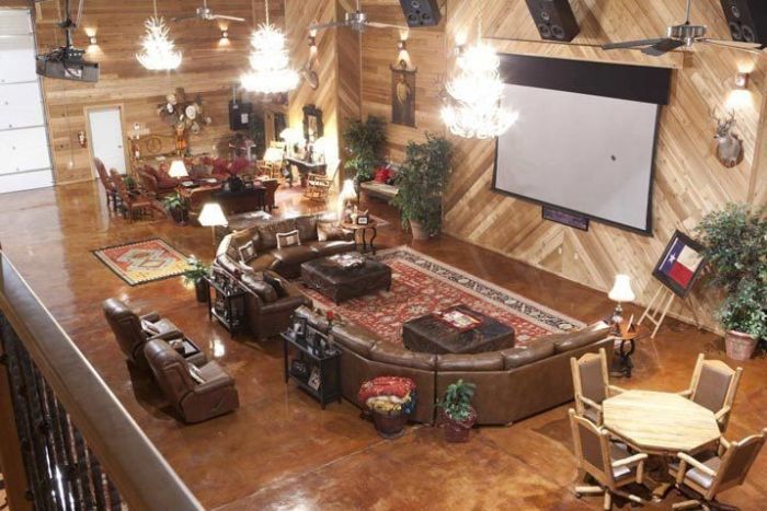 Texas Man Turns His Barn Into An Immaculate Bachelor Pad (10 pics)
