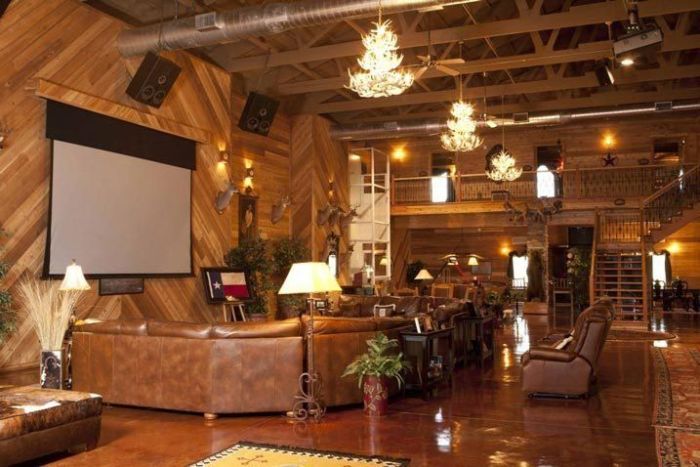 Texas Man Turns His Barn Into An Immaculate Bachelor Pad (10 pics)