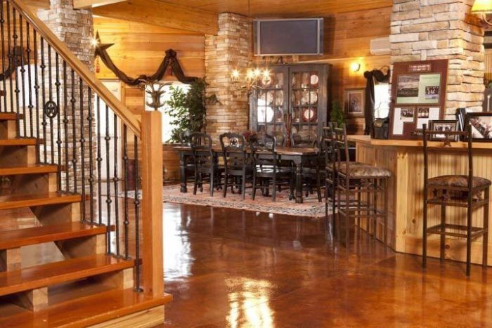 Texas Man Turns His Barn Into An Immaculate Bachelor Pad (10 pics)