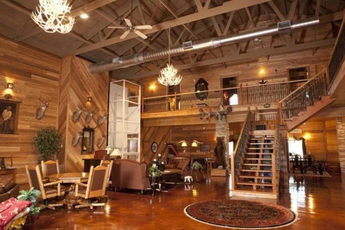 Texas Man Turns His Barn Into An Immaculate Bachelor Pad (10 pics)