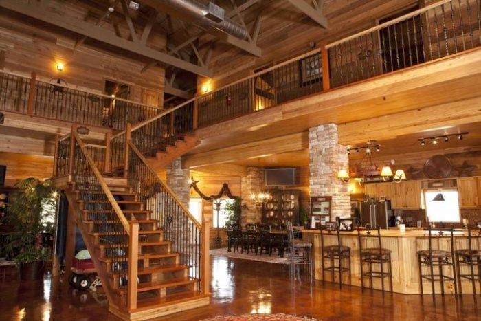 Texas Man Turns His Barn Into An Immaculate Bachelor Pad (10 pics)