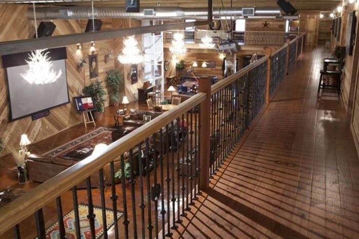 Texas Man Turns His Barn Into An Immaculate Bachelor Pad (10 pics)