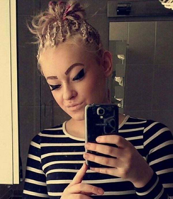 Girl Uses A Paint Roller To Apply Her Fake Tan As She Tries To Copy A Viral Photo (3 pics)