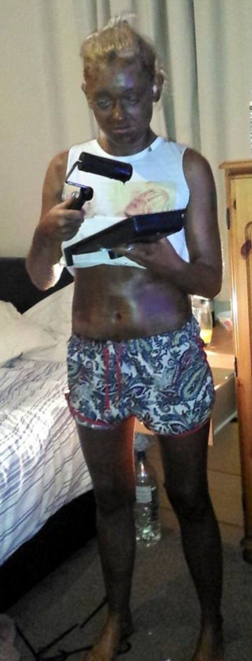 Girl Uses A Paint Roller To Apply Her Fake Tan As She Tries To Copy A Viral Photo (3 pics)