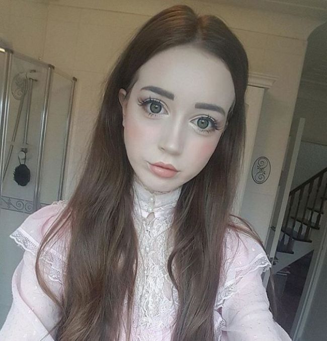 This British Barbie Doll Says She Can't Get A Date (13 pics)