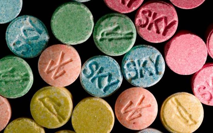 A Helpful Guide To How Long Different Drugs Stay In Your System (10 pics)