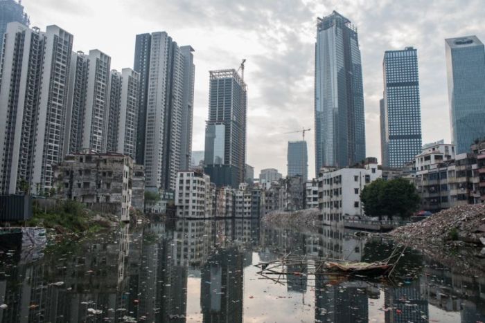 This Chinese Village Sits In The Shadows Of Tall Skyscrapers (17 pics)