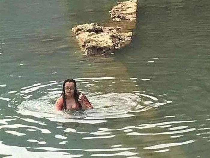 This Woman Dove Into A Freezing Cold Lake To Get Her iPhone Back (4 pics)
