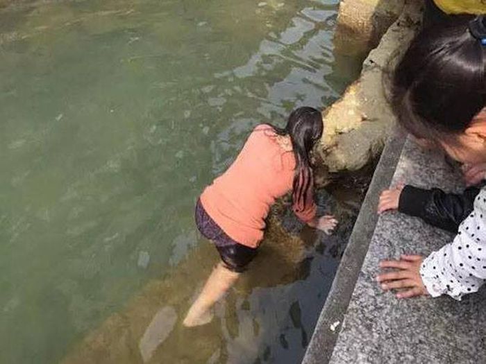 This Woman Dove Into A Freezing Cold Lake To Get Her iPhone Back (4 pics)