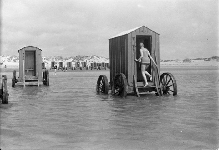 It's Hard To Believe That These Bathing Machines Used To Sit At The Beach (8 pics)