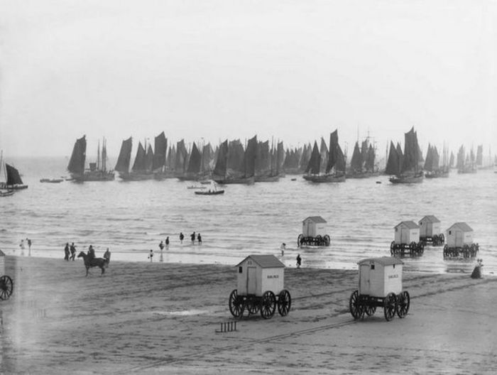 It's Hard To Believe That These Bathing Machines Used To Sit At The Beach (8 pics)