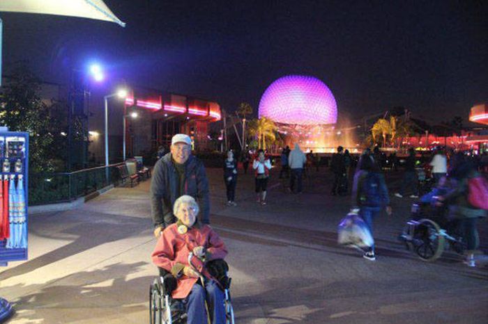 90 Year Woman Goes On An Epic Trip After Being Diagnosed With Cancer (30 pics)
