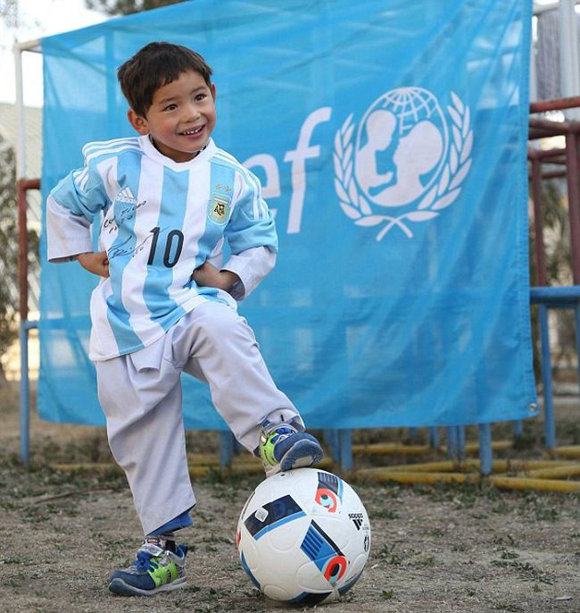 Lionel Messi Makes A Kid's Dream Come True By Sending Him A Signed Shirt (7 pics)