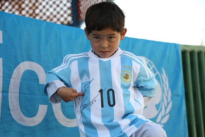 Lionel Messi Makes A Kid's Dream Come True By Sending Him A Signed Shirt (7 pics)