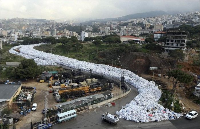 A Street In Beirut Is Being Used As A River Of Garbage (8 photos)