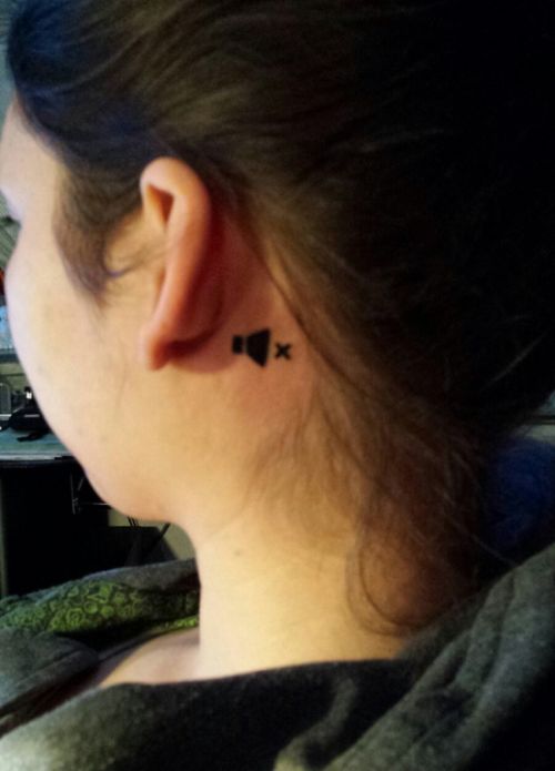 Girl Gets A Tattoo To Inform Strangers About Her Deaf Ear (2 pics)
