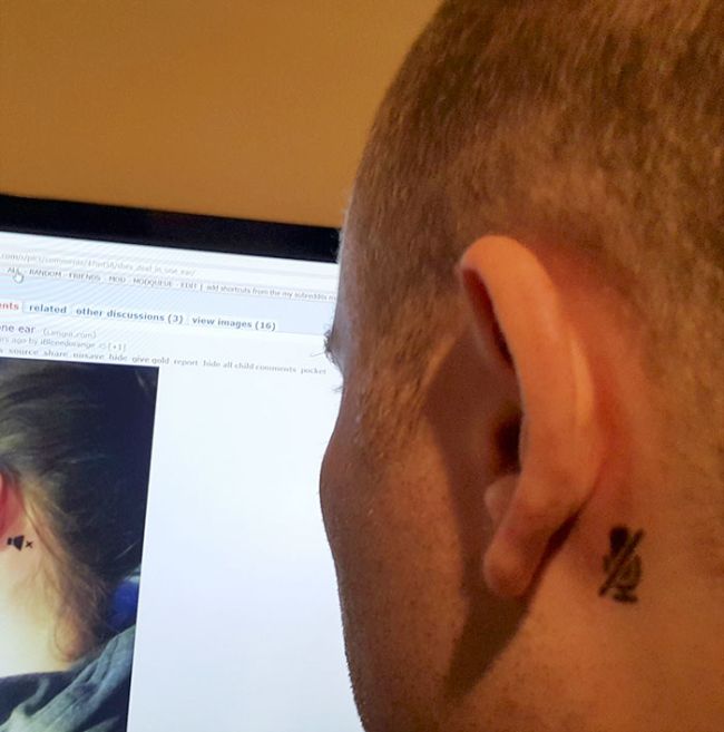 Girl Gets A Tattoo To Inform Strangers About Her Deaf Ear (2 pics)