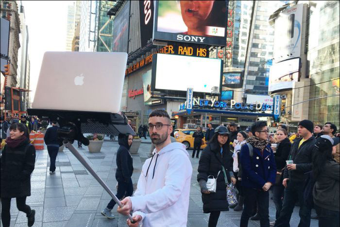 New Selfie Stick Allows You To Take A Selfie With Your MacBook (7 pics)