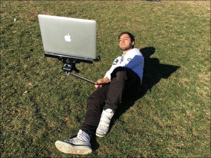 New Selfie Stick Allows You To Take A Selfie With Your MacBook (7 pics)