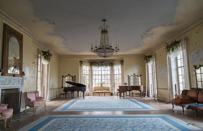 This Stunning Mansion Has Become Rundown Due To Years Of Neglect (29 pics)