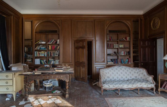 This Stunning Mansion Has Become Rundown Due To Years Of Neglect (29 pics)