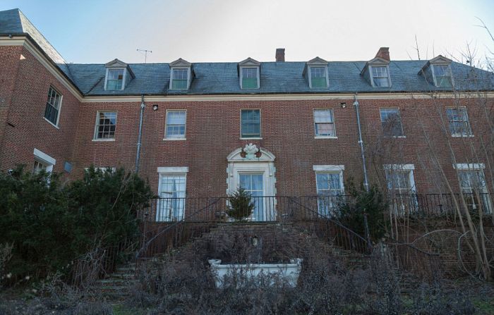 This Stunning Mansion Has Become Rundown Due To Years Of Neglect (29 pics)