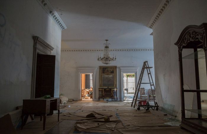 This Stunning Mansion Has Become Rundown Due To Years Of Neglect (29 pics)